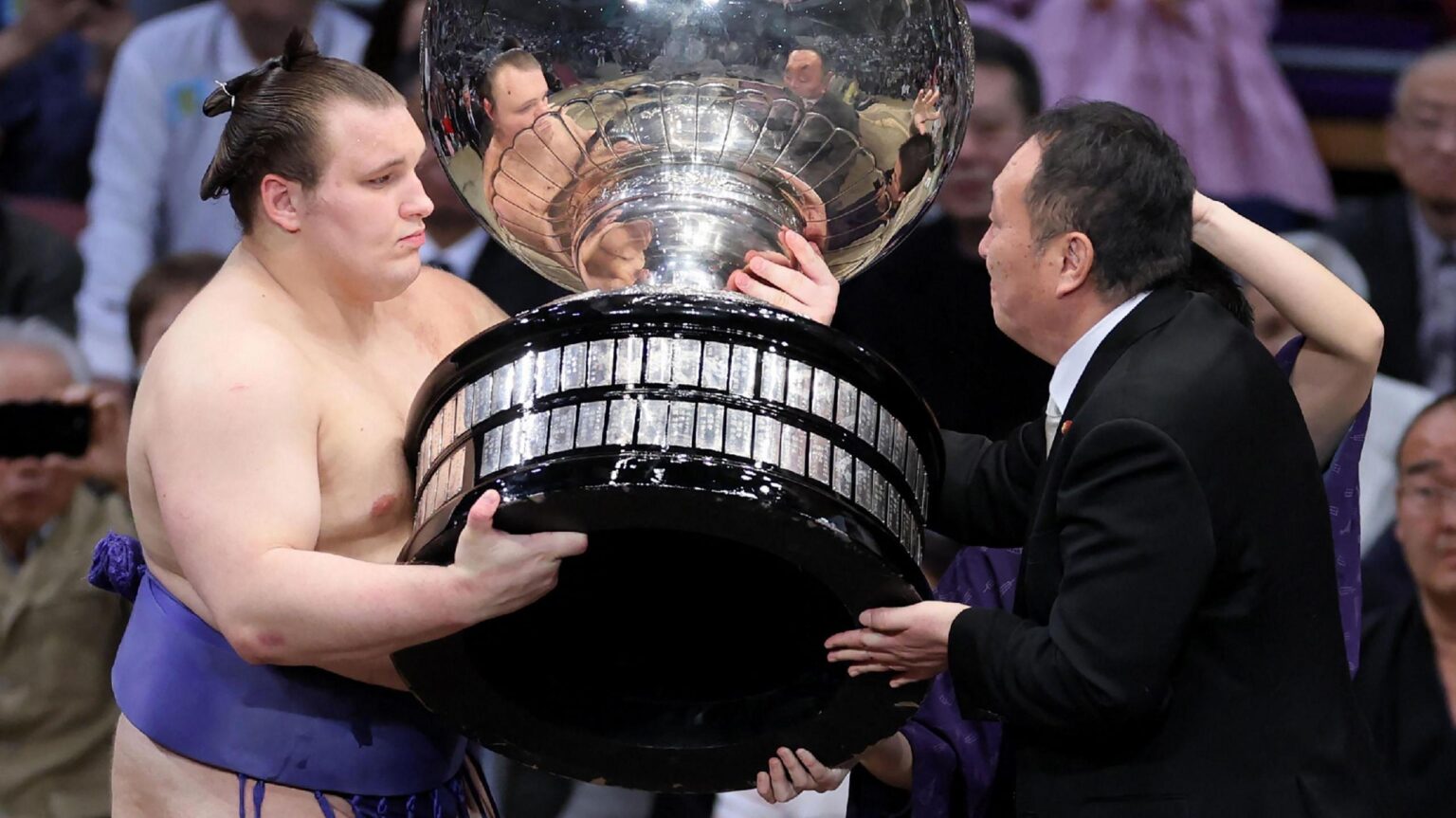 Ukrainian Sumo Star Aonishiki Makes History as the First Ukrainian to Claim Sumo’s Elite Emperor’s Cup in Japan