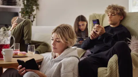 This Christmas, Parents Urged to Go Phone-Free and Engage with Their Kids